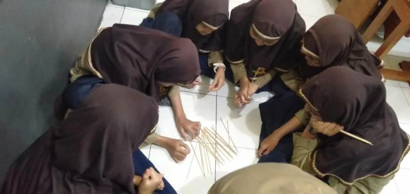 Asyiknya Anak-Anak Ini Main Lidi Goyang hingga Dakon