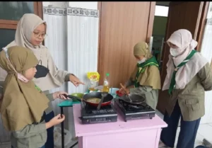 Asyiknya Siswa SD Almadany Bikin Omelette