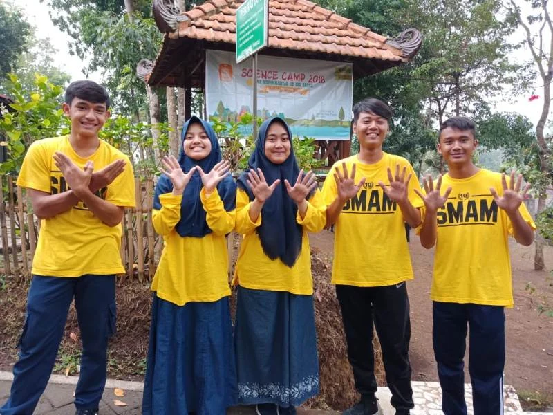 Lima Asisten Trainer Ini Membuat Game Makin Seru di Outbound Science Camp