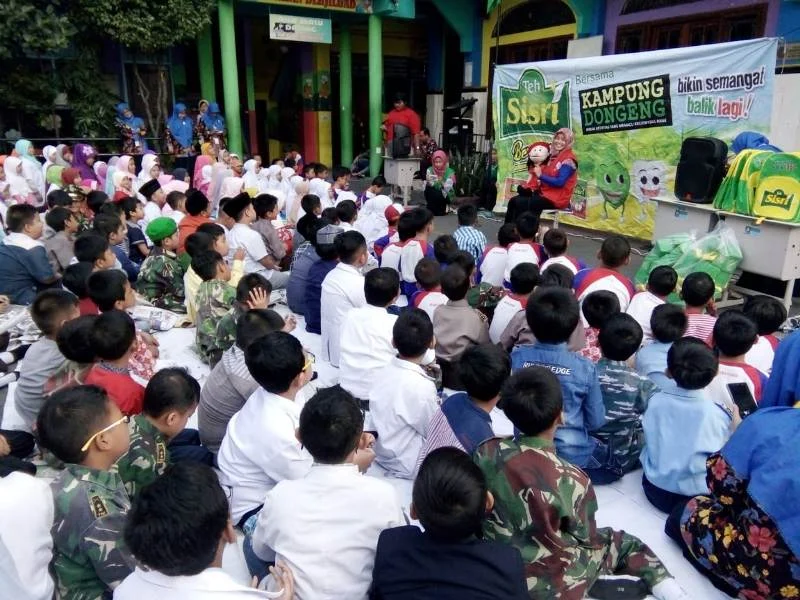 Mendengarkan Dongeng Tetap Mengasyikkan Bagi Murid Sekolah Ini
