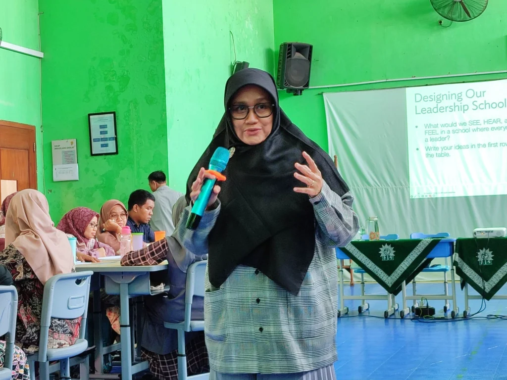 Raker Sekolah Kreatif Baratajaya Bedah 7 Kebiasaan Efektif