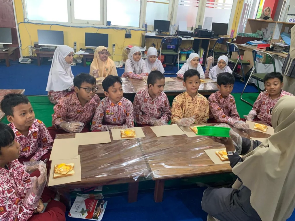 Menilik Kegiatan AORTA (Ayo Dolan Nang Perpustakaan) Kelas 5 SD Mugres