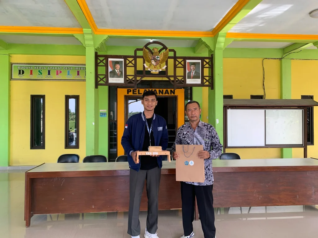 KKN UMG di Desa Jrebeng Manfaatkan Limbah Potongan Kayu untuk Alat Pemotong Multifungsi