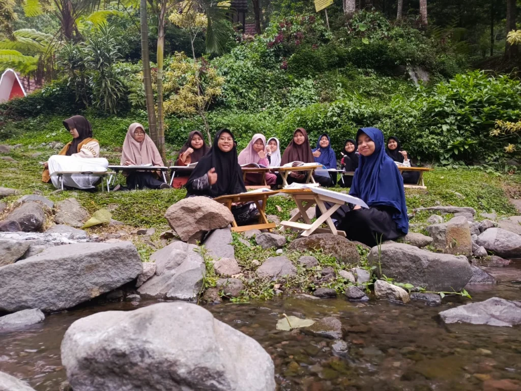 SMP Mubosta Sidoarjo Gelar Arabic Camp di Air Terjun Dlundung