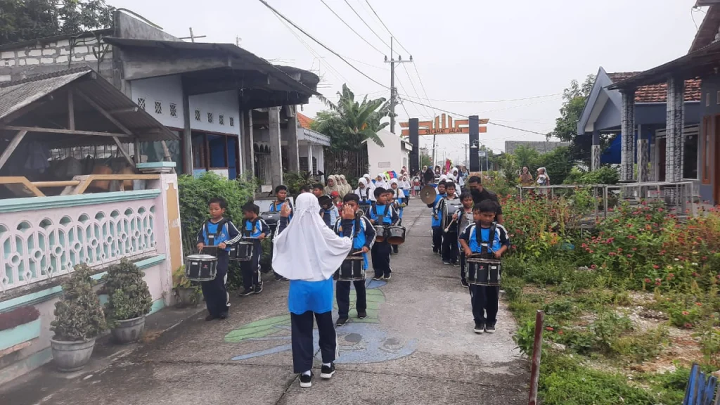 Corp Drumband Gema Melirang Ceria (GMC) Gelar Road Show di Bendung Gerak Sembayat