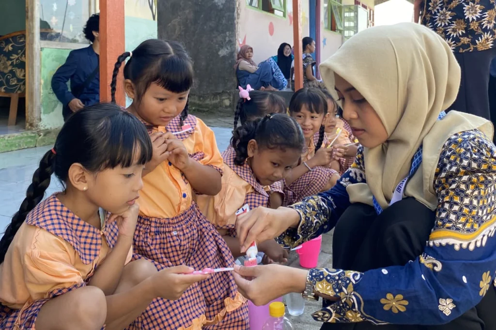 Mahasiswa Keperawatan UMG Edukasi PHBS Anak TK dan PAUD Lewat Praktik Gosok Gigi dan Cuci Tangan