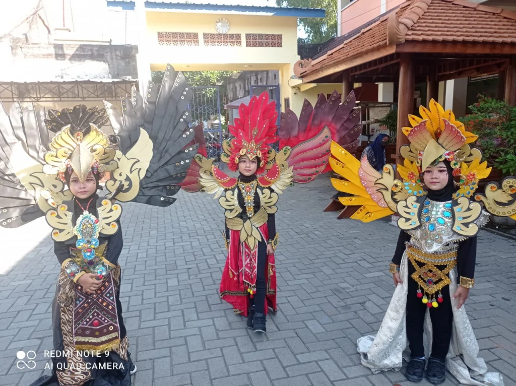 Tiga Burung Merak Sambut Murid Baru SD Muri Gresik