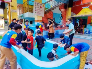 Keseruan Menangkap Ikan Meriahkan MPLS Sekolah Kreatif Baratajaya
