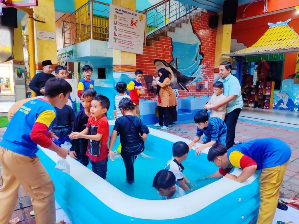 Keseruan Menangkap Ikan Meriahkan MPLS Sekolah Kreatif Baratajaya