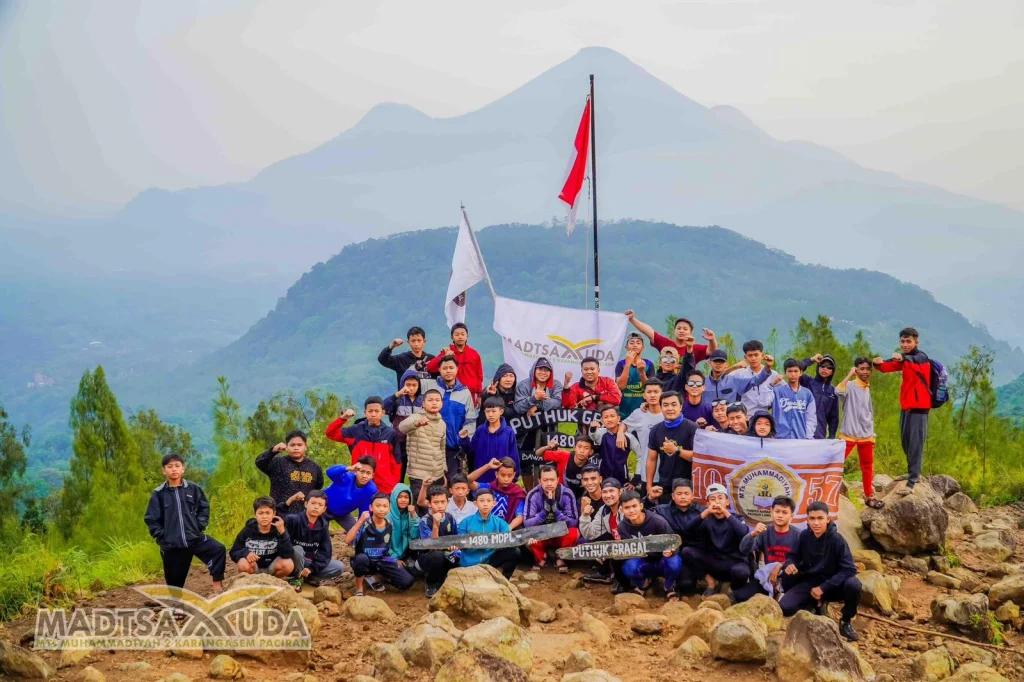 38 Siswa Madtsamuda Taklukkan Puncak Puthuk Gragal 1480 mdpl