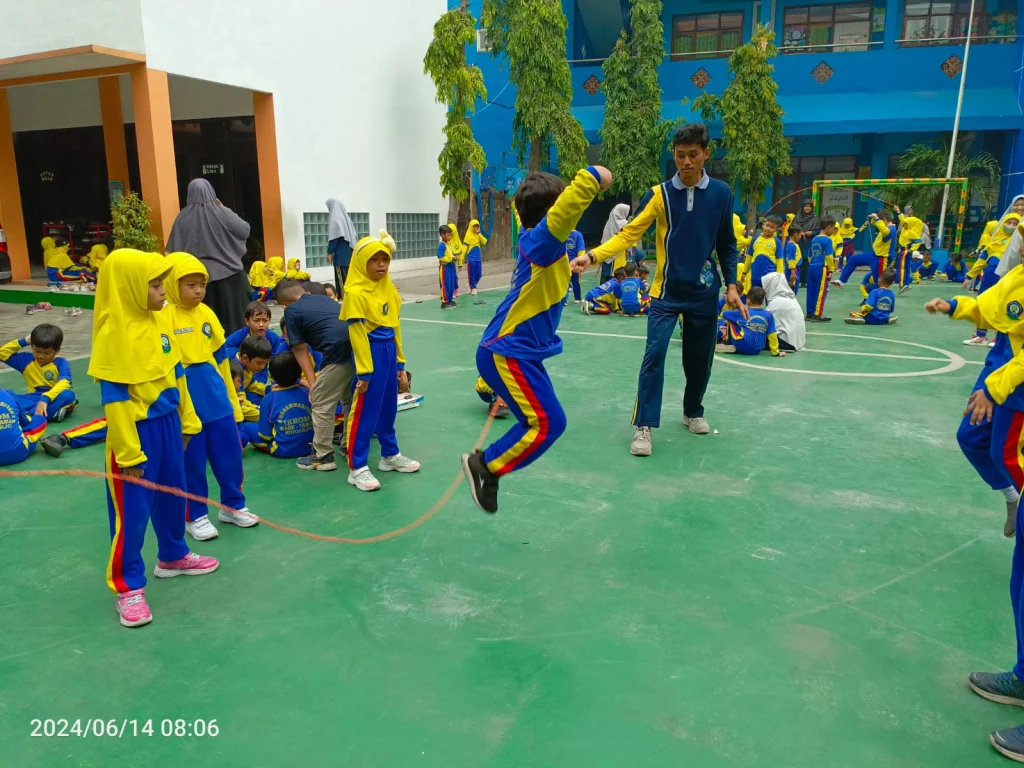 SD Ikrom Lestarikan Permainan Tradisional Melalui PESONA