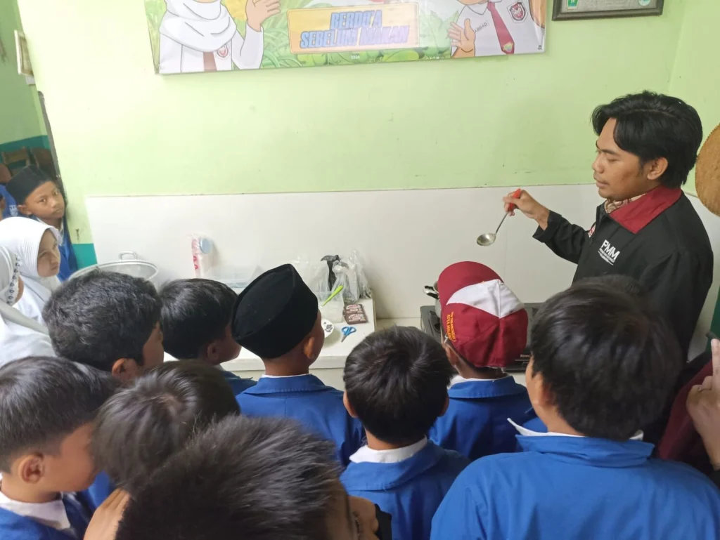 Pengabdian Mahasiswa UMM Ajari Siswa SD Berbisnis dari Bunga Telang
