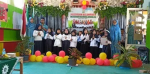 Tangis Haru Warnai Pelepasan Siswa B TK ABA VII Genteng