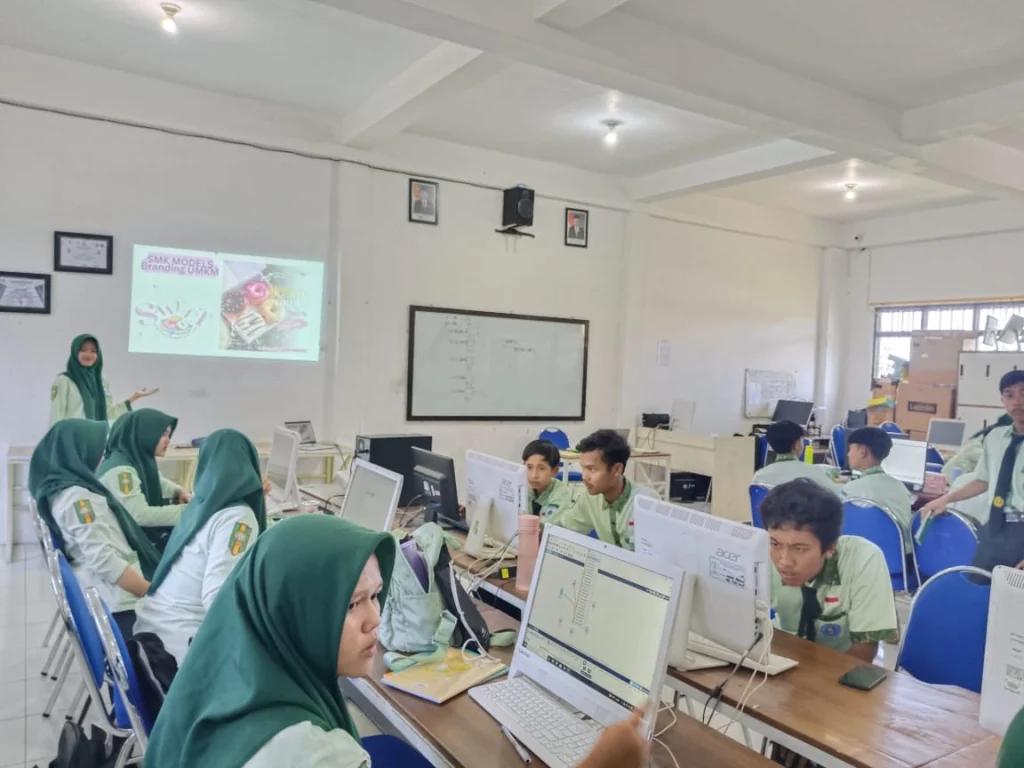 Project Based Learning SMK MODELS Bantu Branding 30 UMKM