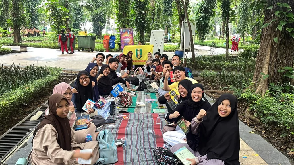 QUERENCIA: PR IPM SMA Muhammadiyah 7 Surabaya Rayakan Hari Buku Sedunia