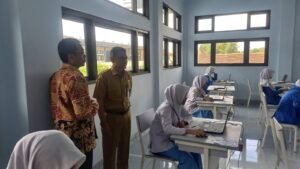 Plt Kepala Cabang Dinas Pendidikan Jatim Tinjau TKA SMA Muha Genteng Banyuwangi
