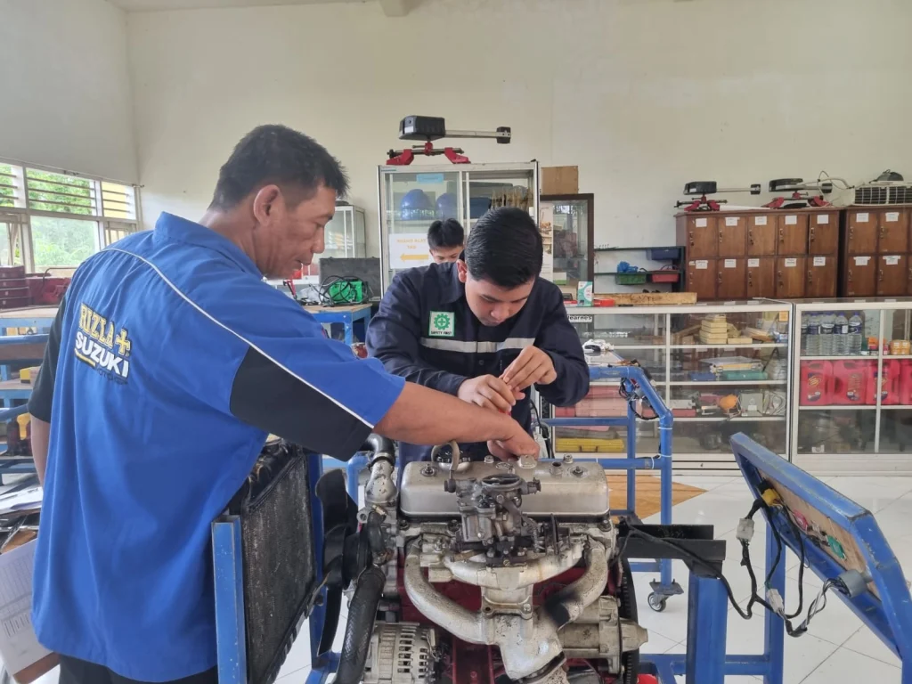 Uji Kompetensi Kejuruan: Siswa TKR SMK Models Selesaikan 5 Worksheet