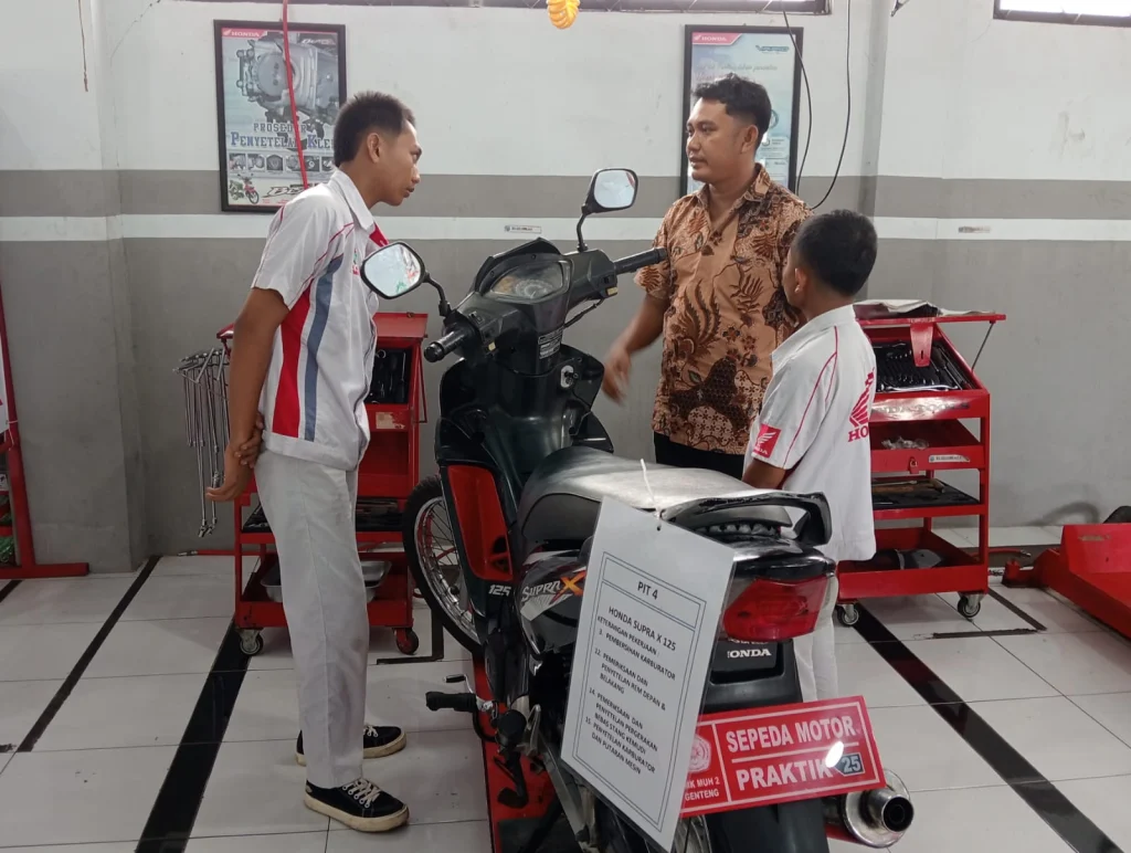 Asesor Eksternal Puji Fasilitas TUK TSM di SMK Muda Genteng Banyuwangi