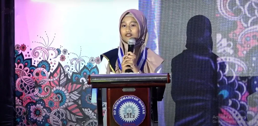 Kesan Menyentuh Wisudawan SD Muhammadiyah Manyar dalam Purnawiyata