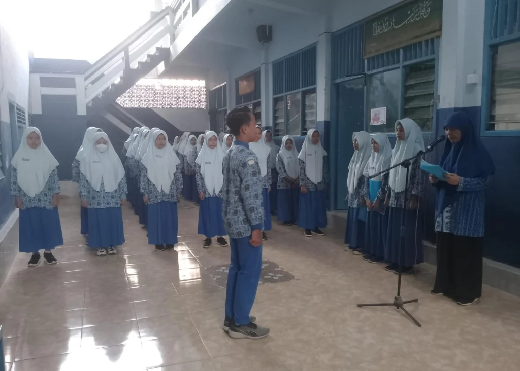 MadtsaMutu Pondok Modern Paciran Gelar Upacara Apel Pagi, Pembina Ingatkan Pentingnya Semangat Belajar