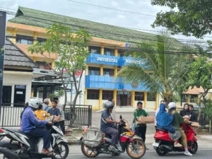Dosen dan Tendik UMMAD (UMJT) Bagi-bagi Takjil Buka Puasa dan Informasi PMB 2025/2026
