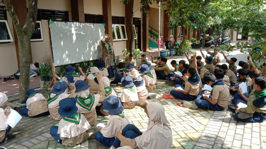 Murid Qobilah Hizbul Wathan SD Muhammadiyah Kota Blitar Belajar Sandi Kotak Nomor 1