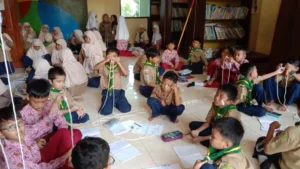 Murid Qobilah Hizbul Wathan SD Muhammadiyah Kota Blitar Belajar Simpul Pangkal