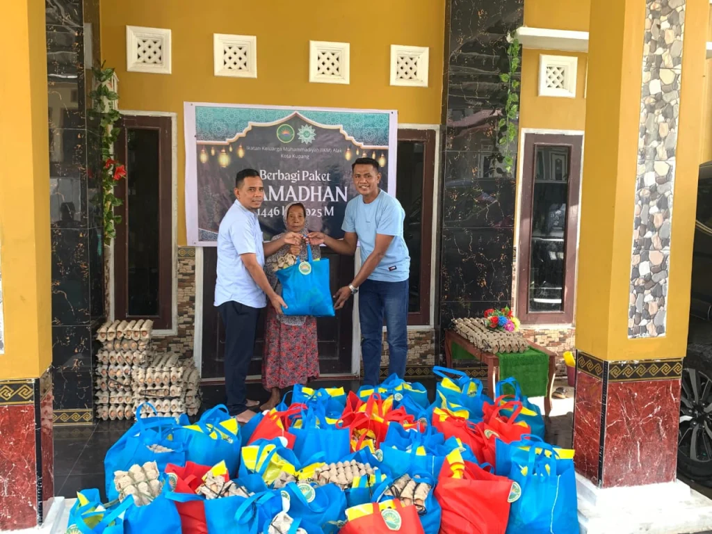 Semarakkan Bulan Ramadan, Ikatan Keluarga Muhammadiyah Alak Kota Kupang Bagikan Paket Sembako