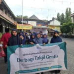 Berbagi Takjil Jadi Puncak Acara Pesantren Kilat Darul Arqam SD Muri Gresik