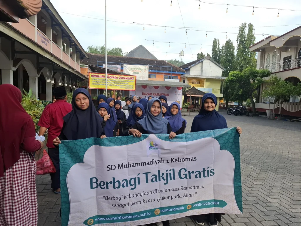 Berbagi Takjil Jadi Puncak Acara Pesantren Kilat Darul Arqam SD Muri Gresik
