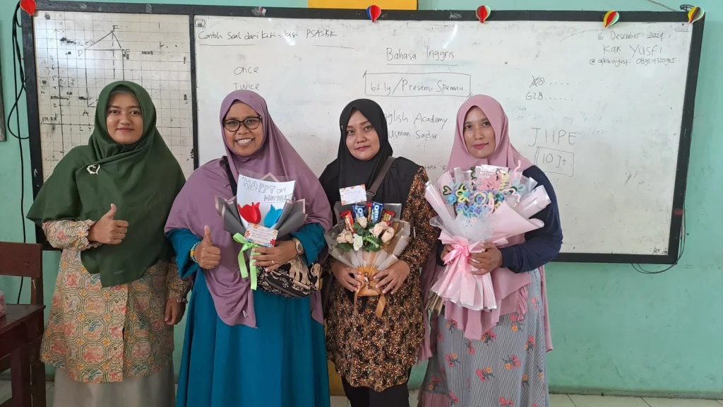Ada Buket Bunga Hari Ibu saat Penyerahan Raport Spemutu