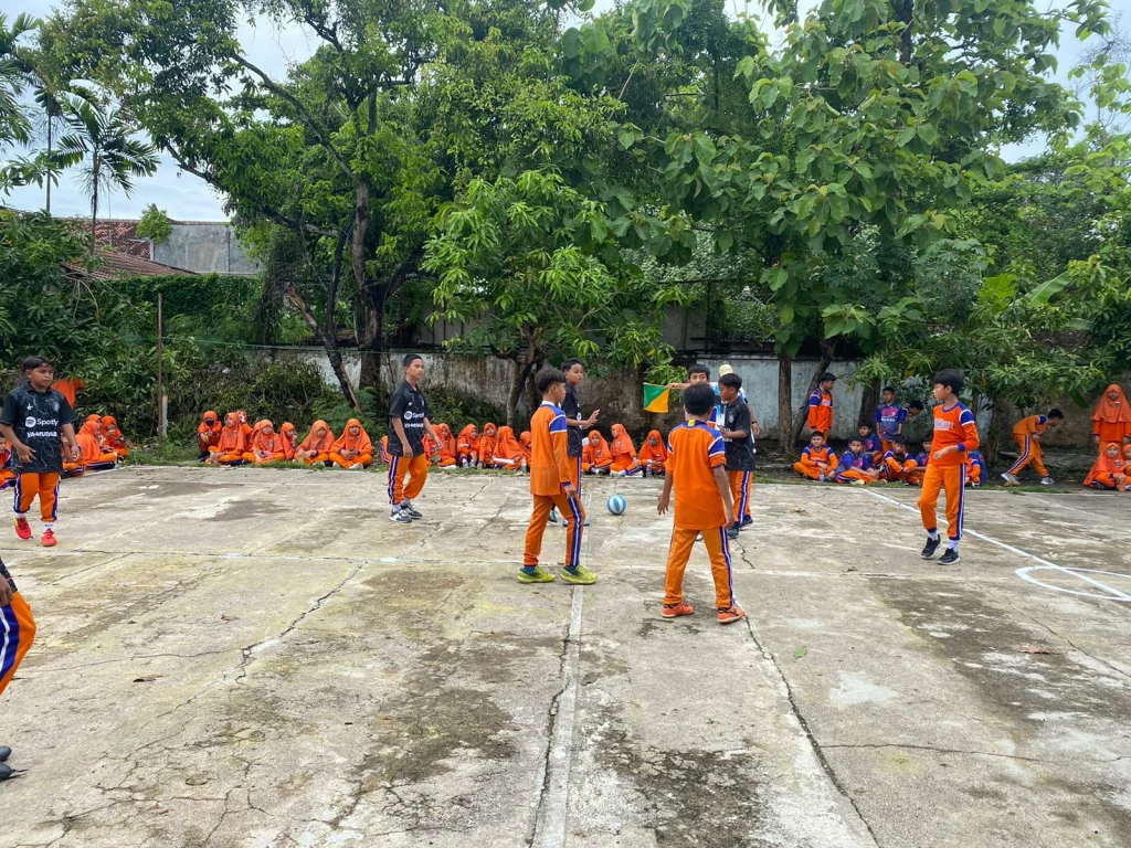 Dari Lompat Pulau hingga Balon Berantai, Ini Keseruan Class Meeting Kelas 1-3 SD Mudabo