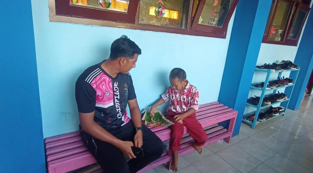 Pengorbanan Guru SD Muda Babat, Rela Dedikasikan Separuh Hidupnya Demi Anak Muridnya