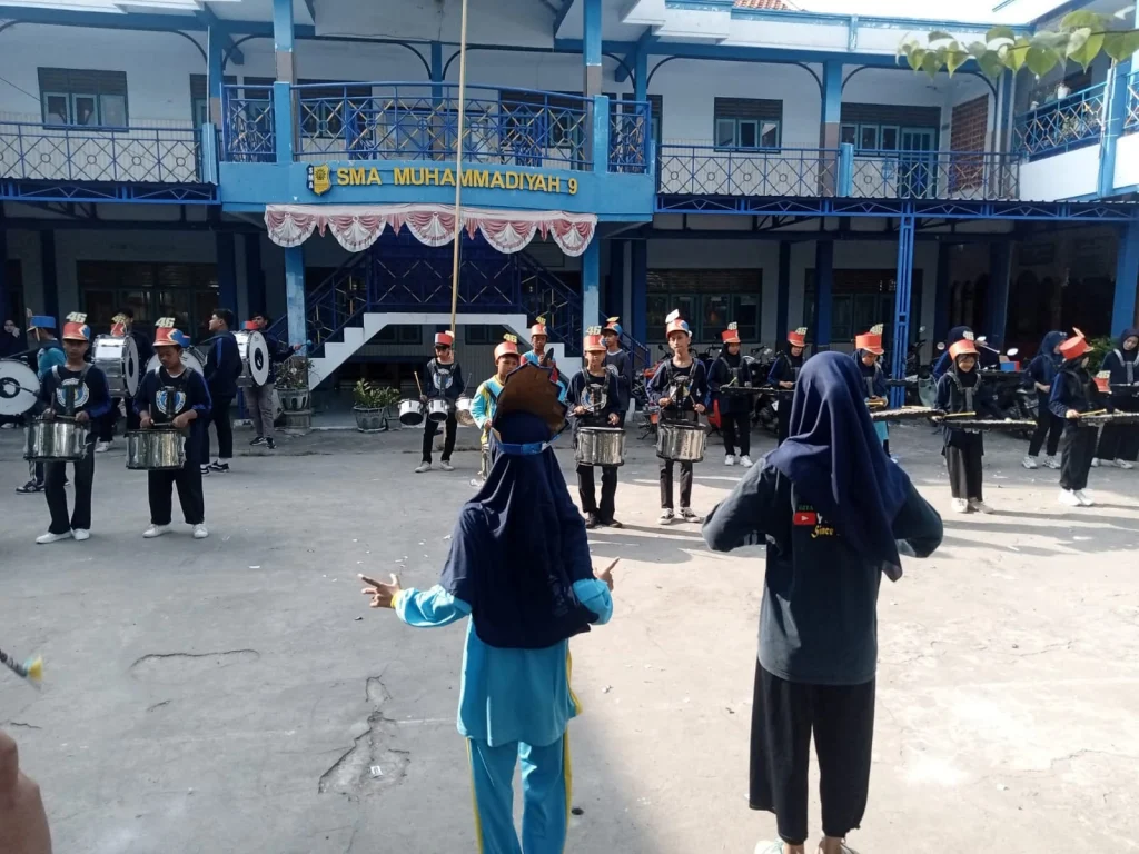 MTs Muhammadiyah 3 Ujungpangkah Rayakan Milad ke-46 dengan Pawai Ta’aruf dan Aksi Sosial