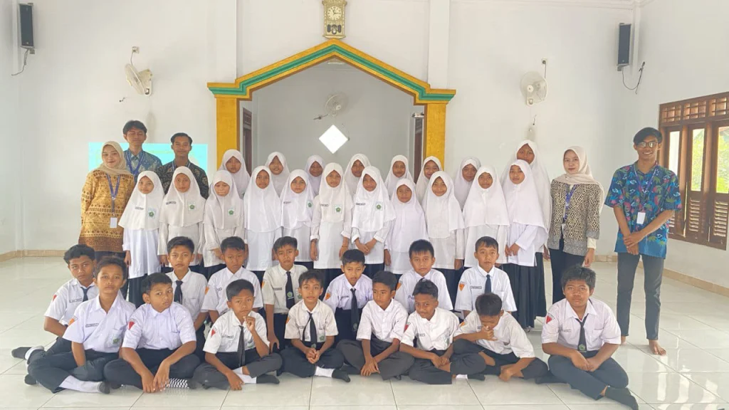 Dari Public Speaking hingga Menabung: Mahasiswa KKN UMG Bekali Siswa Sekargadung Keterampilan Masa Depan