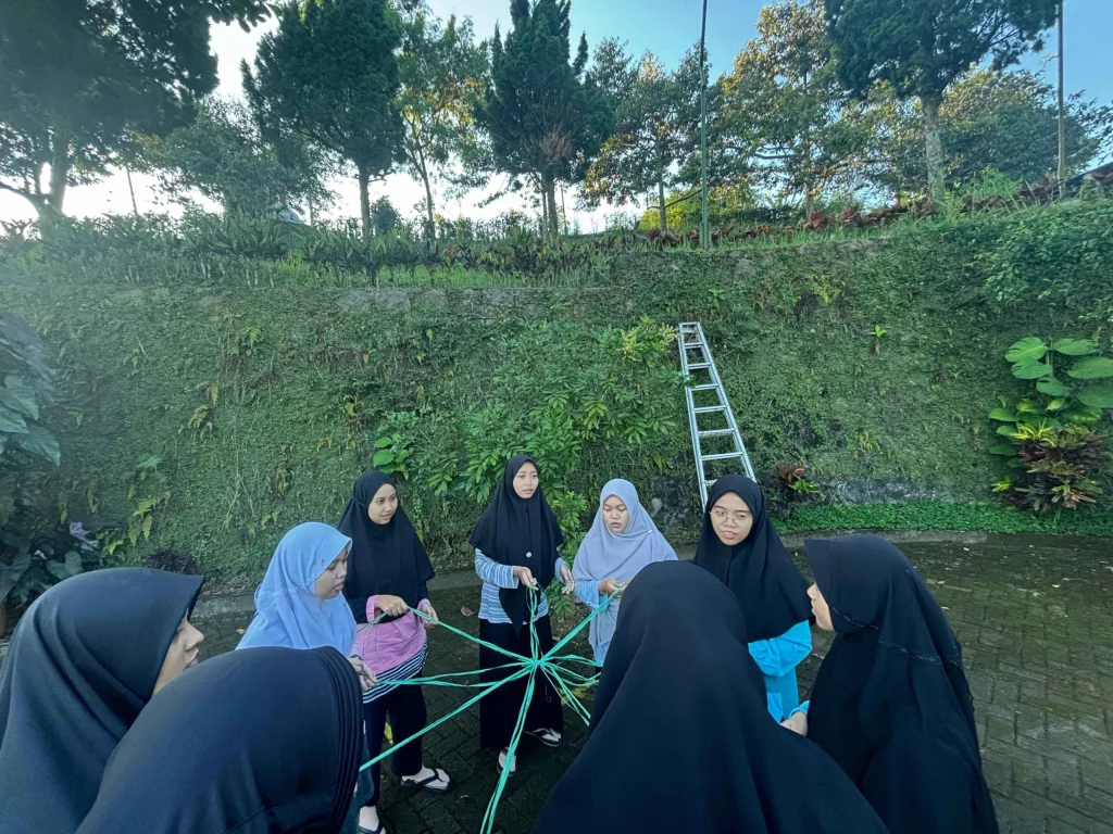 Menengok Keseruan Family Gathering Ponpes Al-Fattah di Trawas