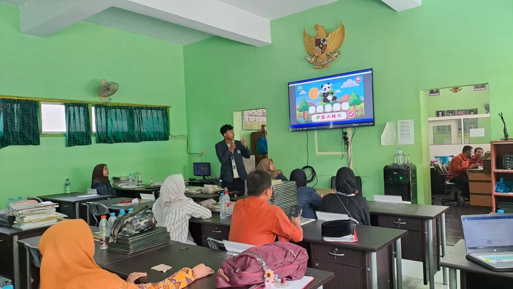 KKN 08 UMG Perkenalkan Game Edukasi Dunia Binatang untuk Siswa MI Hidayatus Salam