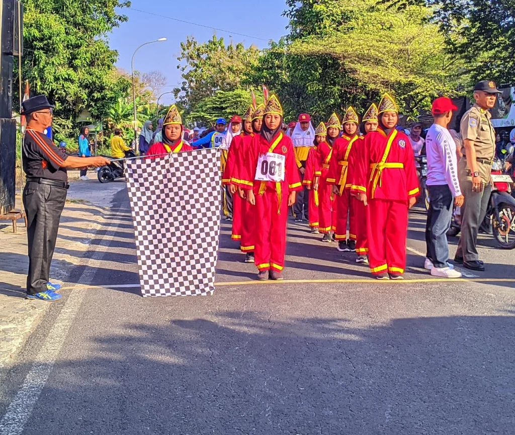 Peringati HUT Ke-79 RI, SDM 2 Dukun Ikuti Gerak Jalan