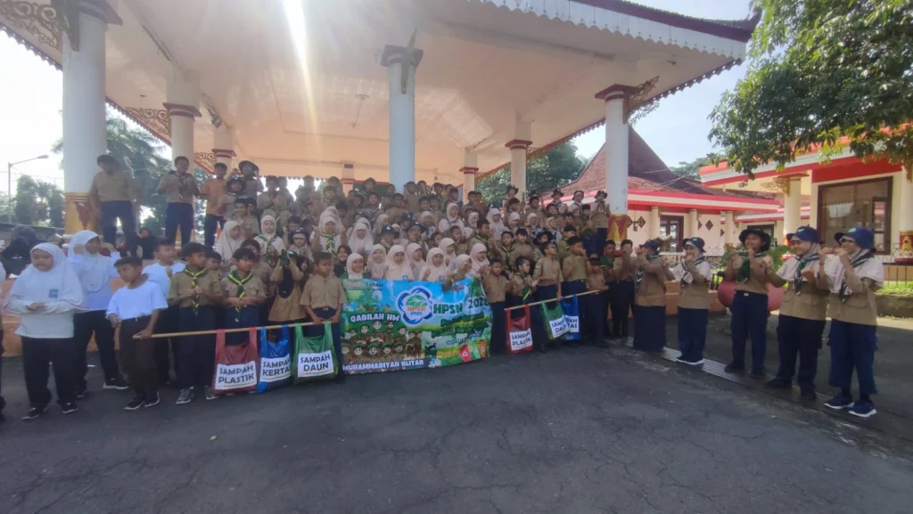 SD Muhammadiyah Kota Blitar Berhasil Menggelar Gerakan Pungut-Pilah Sampah Serentak 2025