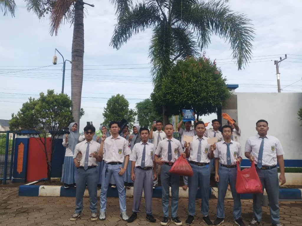 Guru Smampat Implementasikan Materi Pendidikan Pancasila dengan Bercocok Tanam