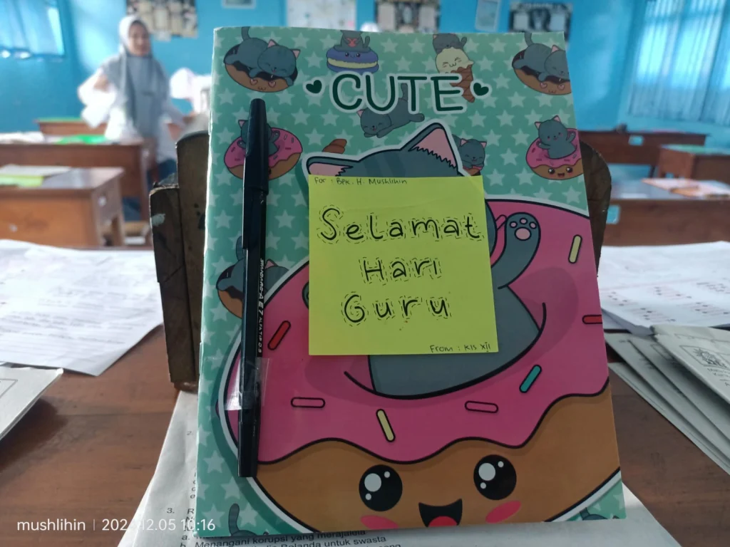 Wujudkan Rasa Cinta, Murid MAM 8 Takerharjo Beri Hadiah pada Guru