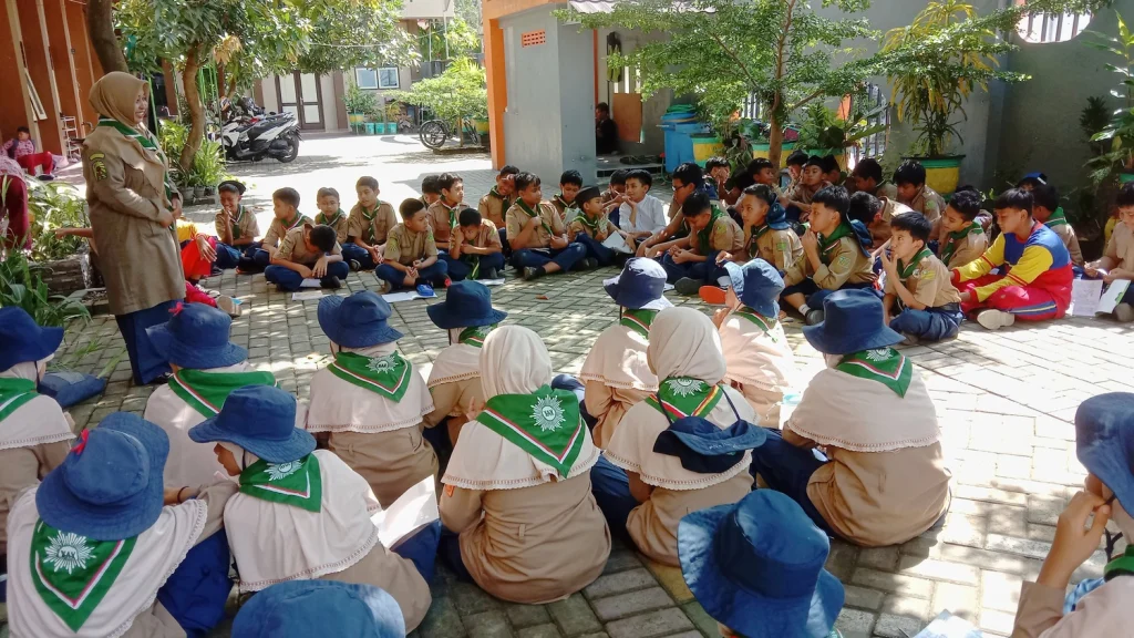 Murid SD Muhtar Hafalkan Undang-Undang Pandu HW bersama Kwarda HW Kota Blitar