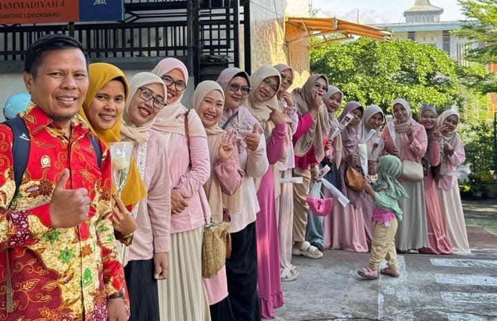 Gerakan Peduli Sekolah (GPS) SD Mupat Beri Kejutan Haru di Hari Guru