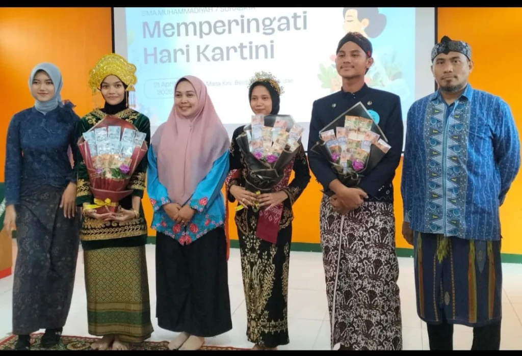 SMA Muhammadiyah 7 Surabaya Meriahkan Hari Kartini dengan Semangat Berbudaya