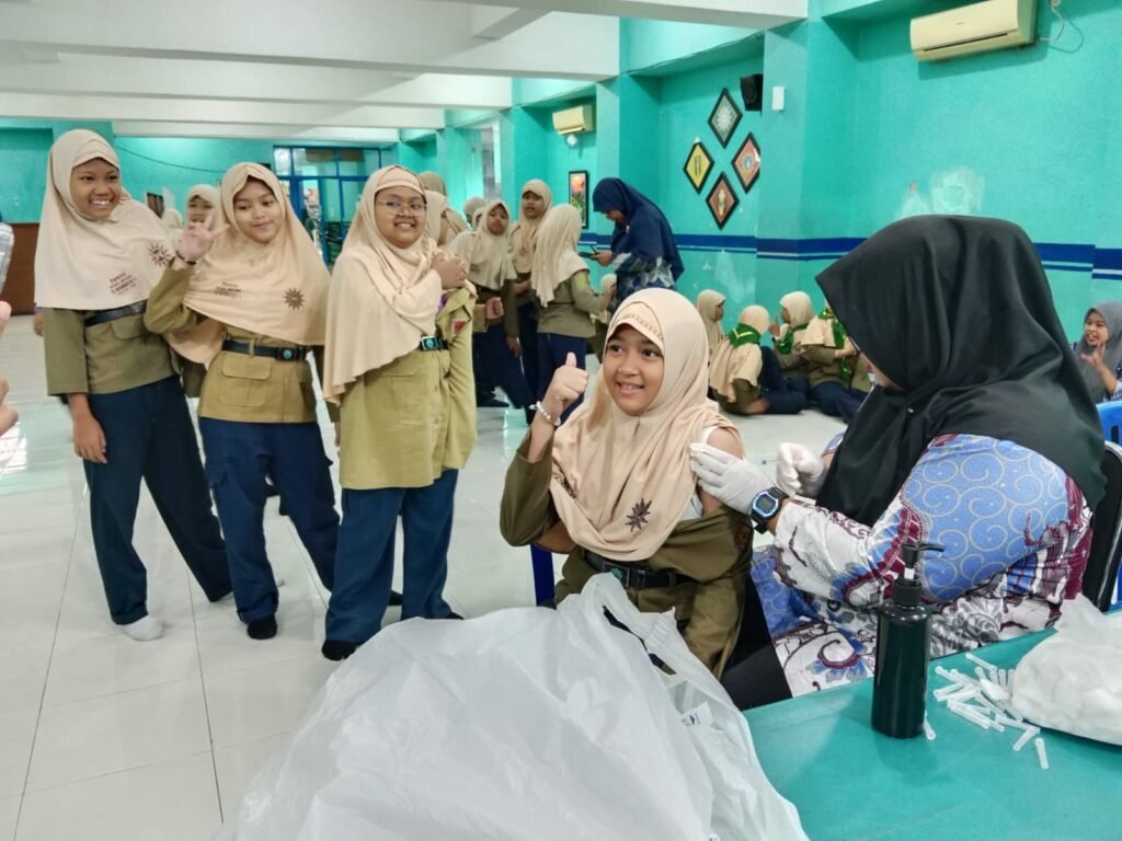 Perkuat Kekebalan Anak, Siswa Kelas 5 SD Mumtaz Antusias Ikuti Imunisasi TD Bersama Puskesmas Taman