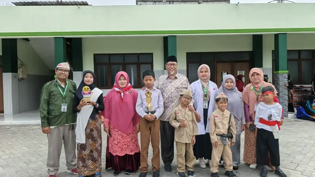 Giliran Kelas VI Ibnu Al-Haytham SD Almadany yang Meraih Pengumpul Infaq Filantropis Oktober 2025