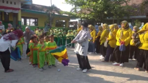 Bergandengan Tangan dalam Jalan Sehat Ibu Anak KB dan TK Aisyiyah Karangsemanding Balongpanggang Gresik