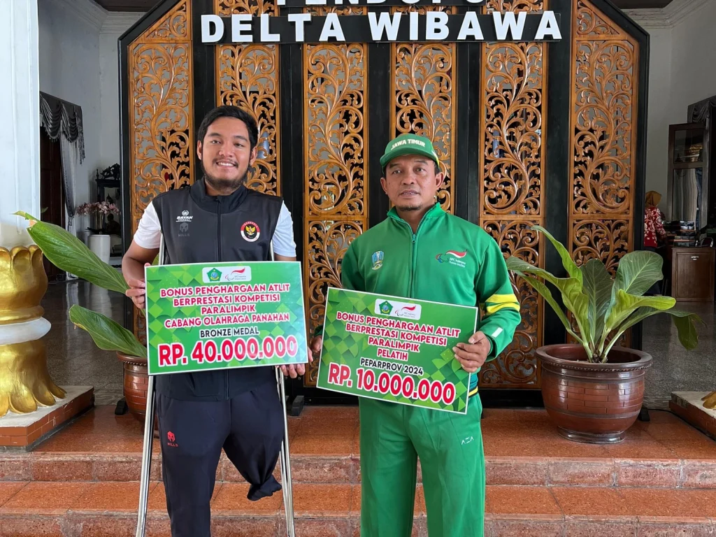 Karyawan Smamda Sidoarjo Raih Penghargaan dari Plt Bupati Sidoarjo