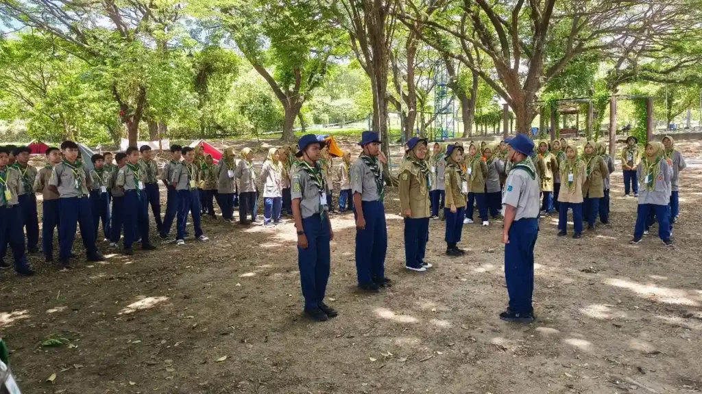 Perkemahan HW SMP Muhammadiyah 11 Surabaya Tanamkan Nilai Kedisiplinan dan Kemandirian