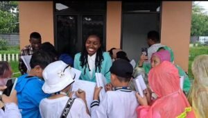 Siswa SD Muhammadiyah 3 IKROM Tingkatkan Kepercayaan Diri Berbahasa Inggris di Taman Bhinneka Surabaya